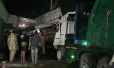 Truk Adu Banteng di Larangan, Ruko dan Warung Ambruk Tertabrak