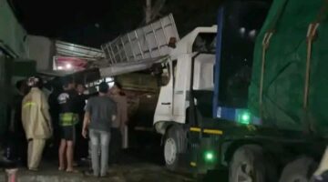 Truk Adu Banteng di Larangan, Ruko dan Warung Ambruk Tertabrak