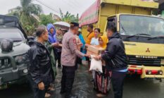 Harapan di Tengah Banjir: Polsek Pantai Cermin, Koramil, dan Pemerintah Hadir Ringankan Warga Terdampak v Jejak jurnalis