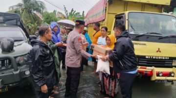 Harapan di Tengah Banjir: Polsek Pantai Cermin, Koramil, dan Pemerintah Hadir Ringankan Warga Terdampak v Jejak jurnalis